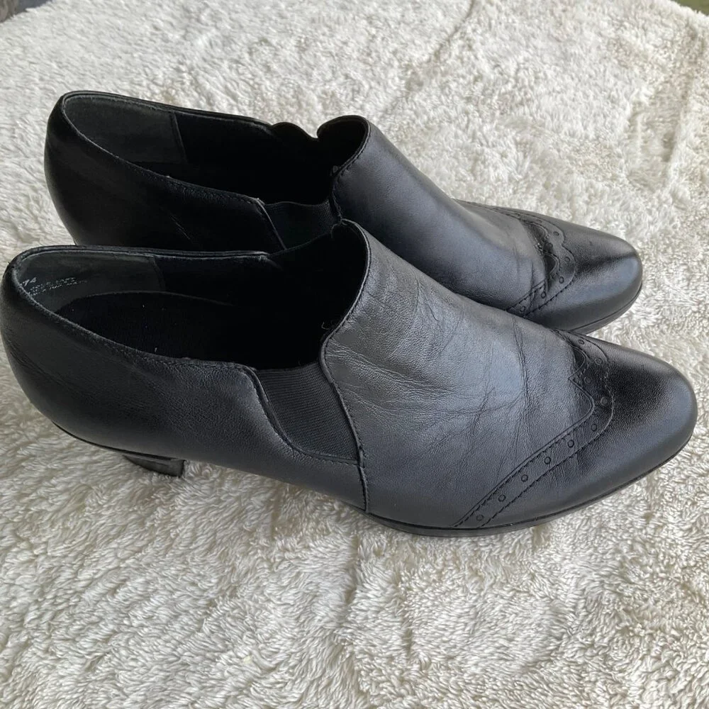 Munro Women's Black Leather Slip-On Heeled WingTip Bootie Size 10